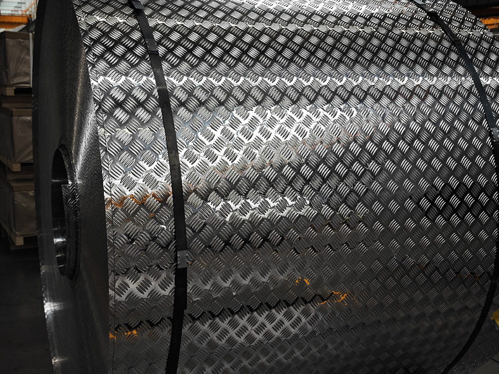 五条筋压花铝板